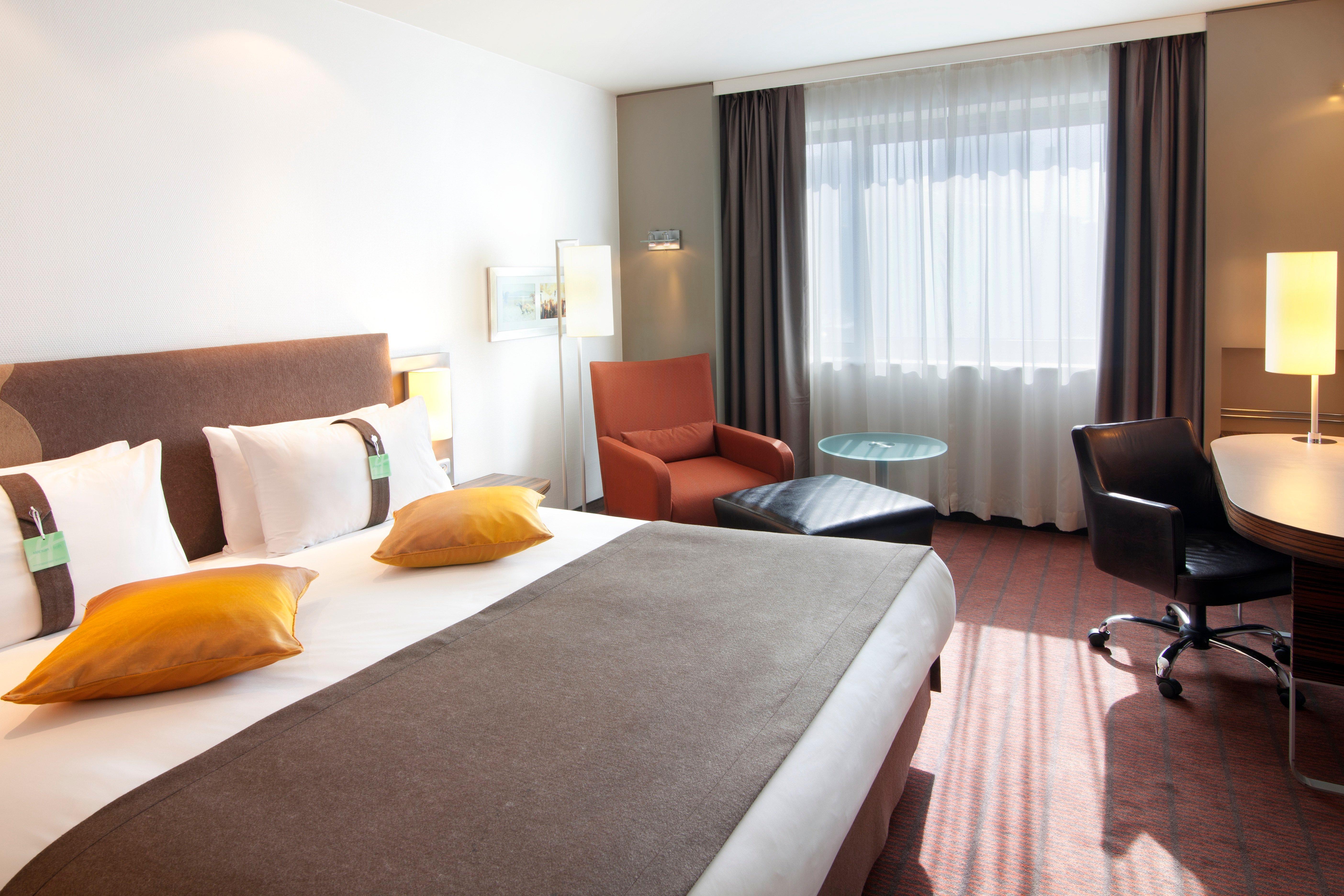 Holiday Inn Almaty By Ihg Exterior photo