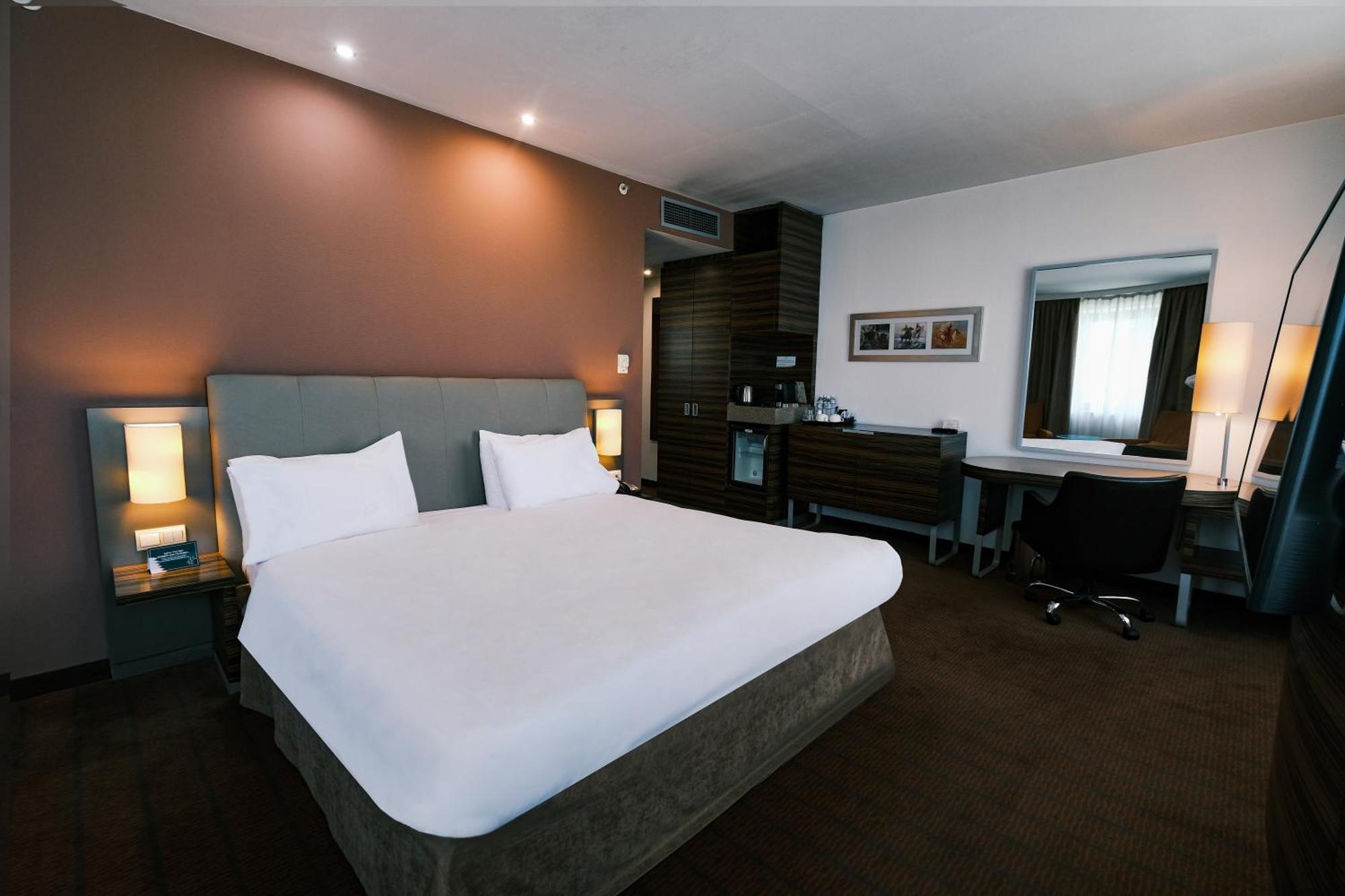 Holiday Inn Almaty By Ihg Exterior photo