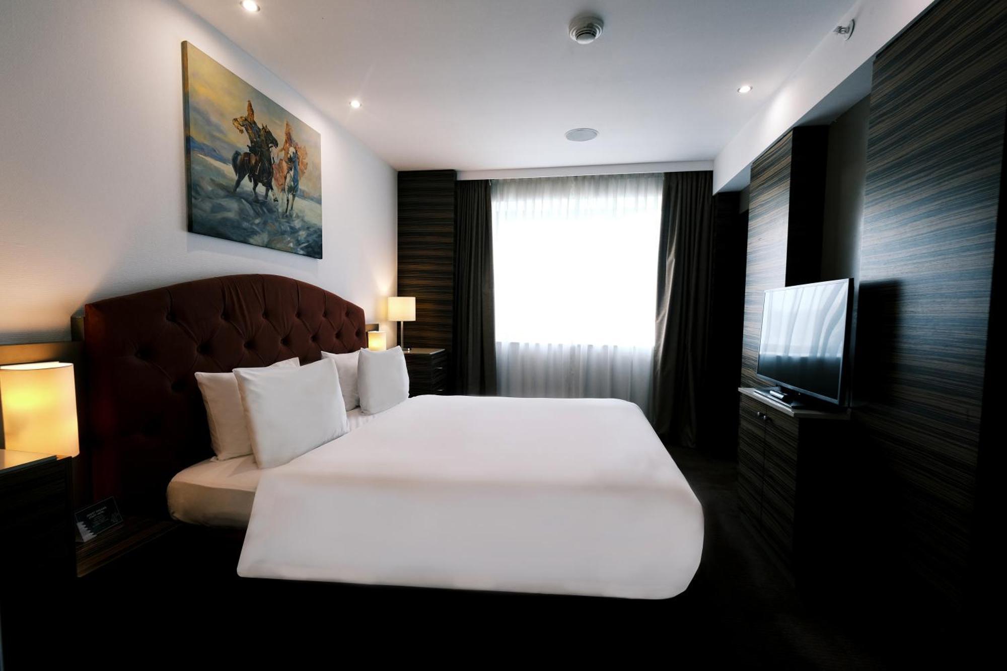 Holiday Inn Almaty By Ihg Exterior photo